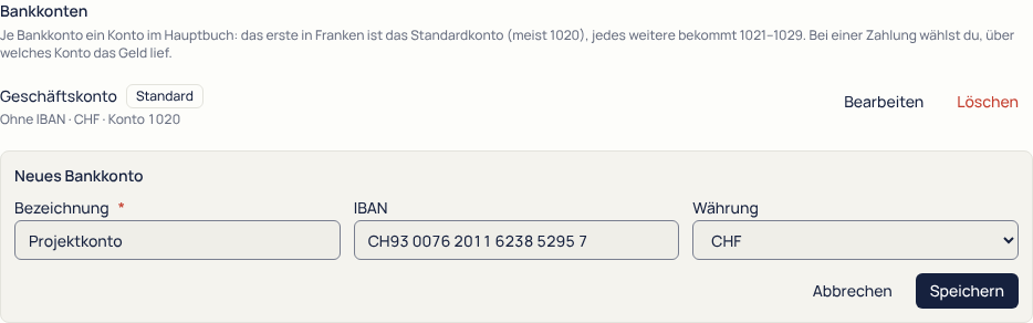 Einstellungen, Bereich «Bankkonten»: das Geschäftskonto ohne IBAN als Standardkonto 1020 und darunter das Formular «Neues Bankkonto» mit der Bezeichnung «Projektkonto», einer IBAN und der Währung CHF.