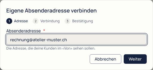 Schritt 1 von 3 im Dialog «Eigene Absenderadresse verbinden»: im Feld «Absenderadresse» steht rechnung@atelier-muster.ch, unten der Knopf «Weiter».